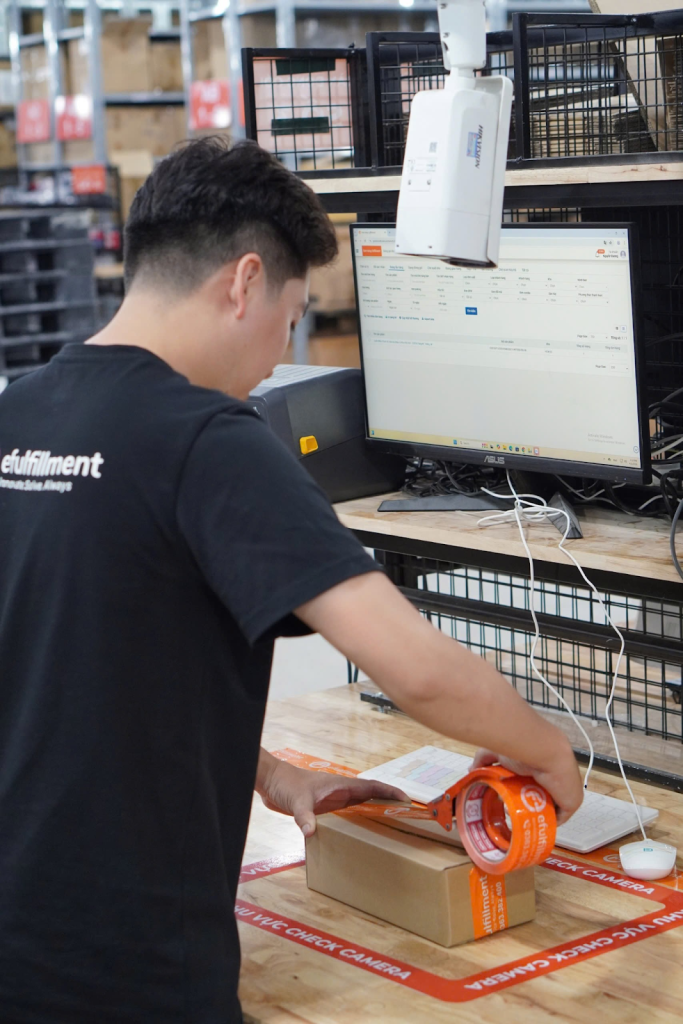 Quy trình đóng gói tại kho Efulfillment có Camera giám sát, giúp shop khiếu nại sàn, giảm tỷ lệ hủy và hoàn trả hàng